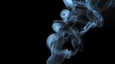 Soyut duman siyah arka planda güzel girdaplarda yükselir. Yavaş çekim. 