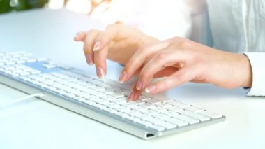 E- posta göndermek ve internette sörf yapmak için bilgisayar klavyesinde çalışan kadın elleri