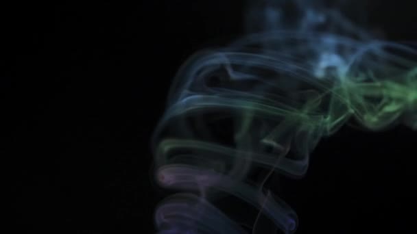 Abstrato Fumaça Colorida Sobe Belos Redemoinhos Fundo Preto Movimento Lento — Vídeo de Stock