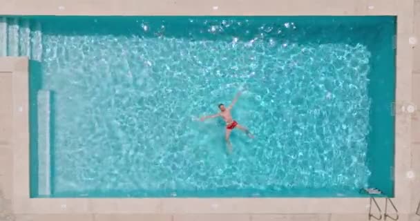 Top View Man Red Shorts Lying His Back Pool Relaxing — Stock Video