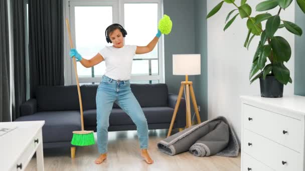 Femme Caucasienne Dans Les Écouteurs Nettoyer Maison Amuser Danser Avec — Video