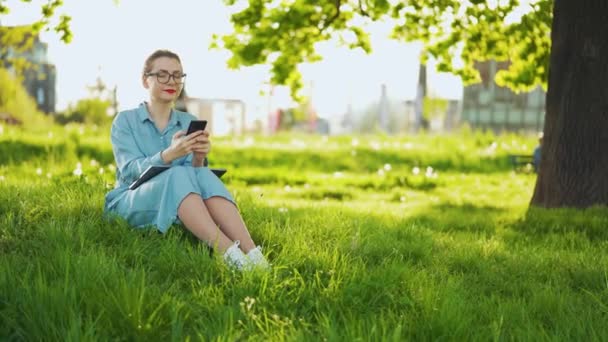 Wanita Menggunakan Smartphone Saat Duduk Taman Setelah Menyelesaikan Pekerjaan Luar — Stok Video