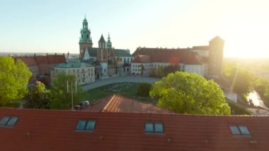 Sabahın erken saatlerinde Wawel Kraliyet Kalesi ve Katedrali 'nin hava manzarası. Arka planda şehrin panoraması görülebilir. Krakow, Polonya. FPV insansız hava aracı ile çekildi