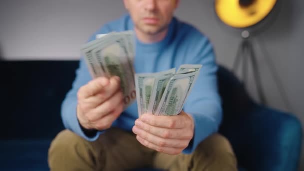 Homme Comptant Des Billets Dollars Américains Payant Espèces Concept Investissement — Video