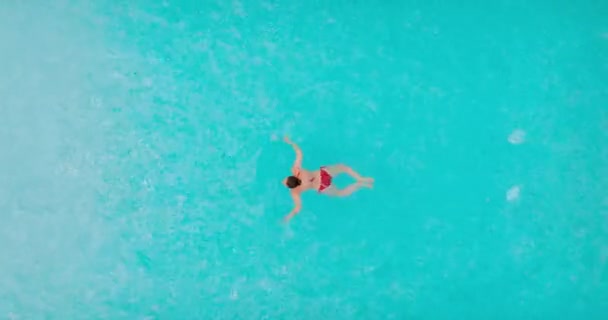 Πάνω Προς Κάτω Θέα Μιας Γυναίκας Κόκκινο Μαγιό Που Κολυμπάει — Αρχείο Βίντεο
