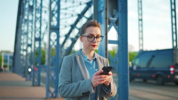 Caucasian Businesswoman Coat Walking City Early Morning Using Smartphone Slow — Stockvideo