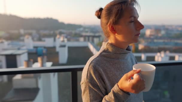 Mulher Começa Dia Com Uma Xícara Chá Café Varanda Amanhecer — Vídeo de Stock