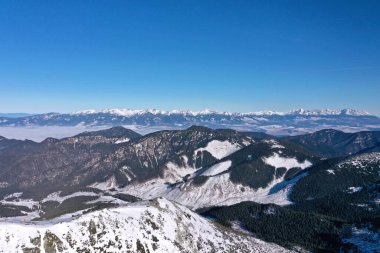 Açık havada, karlı kayalık yüksek Tatra Dağları 'nın havadan görünüşü. Slovakya, Chopok