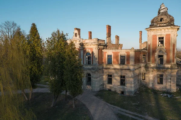 乌克兰利沃夫地区Tartakivsky城堡废墟的空中景观 Lanzkronski Potocki宫 — 图库照片