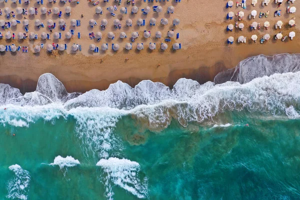 Pemandangan Atas Laut Pantai Berpasir Payung Matahari Dan Tempat Tidur — Stok Foto