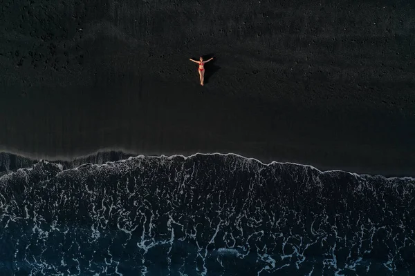 Vista Aérea Una Chica Traje Baño Rojo Acostada Una Playa Imagen De Stock