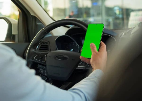 Водій Який Використовує Смартфон Всередині Автомобіля Смартфон Chromakey Зеленим Екраном Стокове Зображення