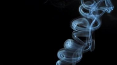 Soyut duman siyah arka planda güzel girdaplarda yükselir. Yavaş çekim. 