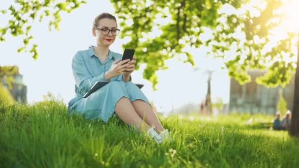 Kvinna Som Använder Smartphone När Sitter Parken Efter Att Avslutat — Stockvideo