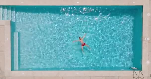 Top View Man Red Shorts Lying His Back Pool Relaxing — Video