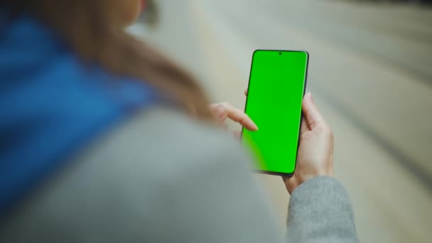 Caddedeki Kadın Dikey Modda Yeşil Ekran Akıllı Telefon Kullanıyor Kız — Stok video