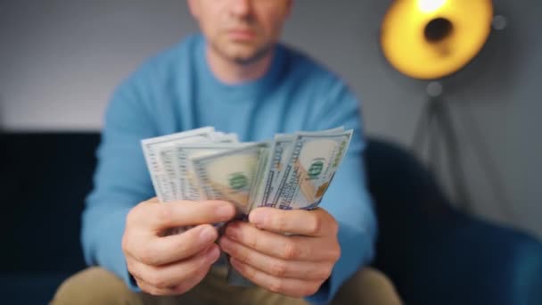 Hombre Contando Billetes Dólar Pagando Efectivo Concepto Inversión Éxito Perspectivas — Vídeos de Stock