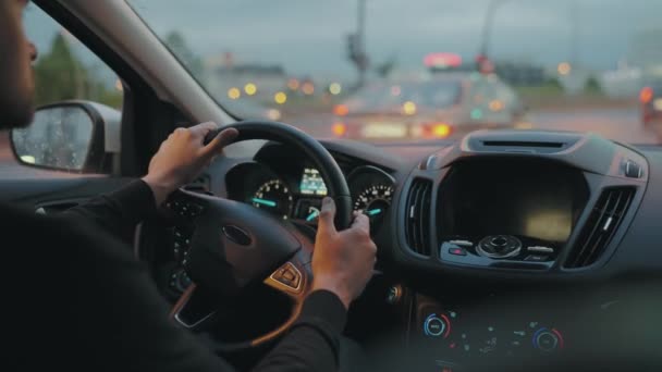 Чоловік Веде Машину Вулицях Вечірнього Міста Міські Вогні Автомобілі Світлофори — стокове відео