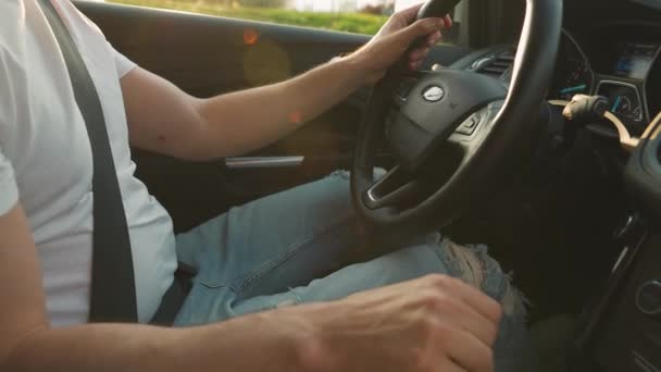 男人正在驾驶一辆汽车的特写镜头 侧视图 夕阳西下 夕阳西下 — 图库视频影像