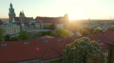 Sabahın erken saatlerinde Wawel Kraliyet Kalesi ve Katedrali 'nin hava manzarası. Arka planda şehrin panoraması görülebilir. Krakow, Polonya. FPV insansız hava aracı ile çekildi
