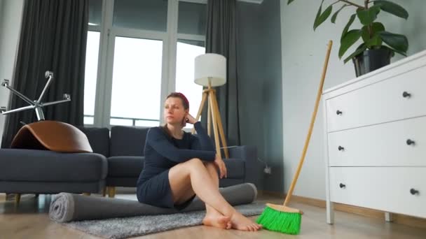 Kadın Odanın Ortasında Derin Düşüncelere Dalmış Oturuyor Temizlenmesi Gerekiyor Ama — Stok video