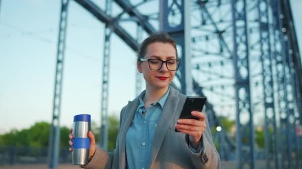 Kaukasiska Affärskvinna Rock Går Runt Staden Tidigt Morgonen Dricker Kaffe — Stockvideo