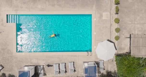 Top View Woman Yellow Swimsuit Lying Her Back Pool Relaxing — Αρχείο Βίντεο