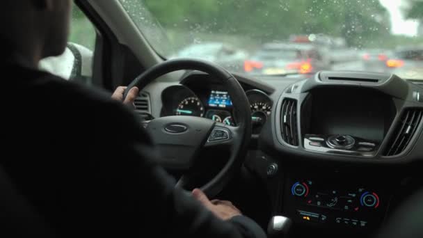 Hombre Conduce Coche Largo Carretera Ciudad Durante Lluvia Alrededor Del — Vídeo de stock