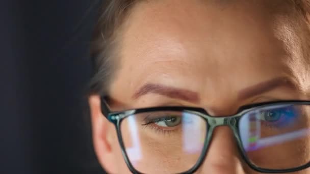 Woman Glasses Looking Monitor Surfing Internet Night Monitor Screen Reflected — Vídeo de Stock