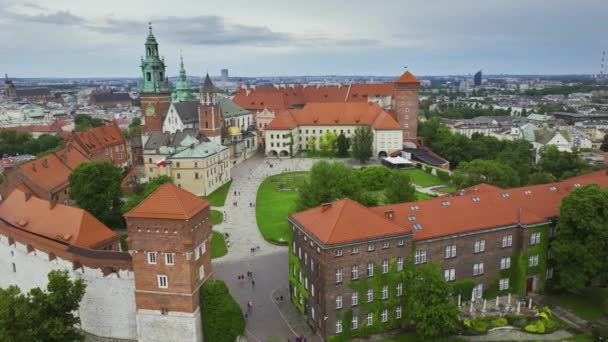 Flying Wawel Royal Castle Cathedral Krakow Poland — 图库视频影像