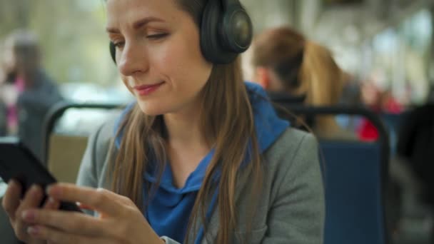 Public Transport Woman Headphones Tram Using Smartphone Chatting Texting Friends — Vídeo de stock