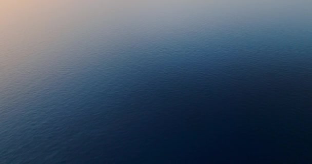 青い紺碧のターコイズブルーの海の水のテクスチャの空中トップダウンビュー 水面の眺め スペインのバレアレス海 — ストック動画