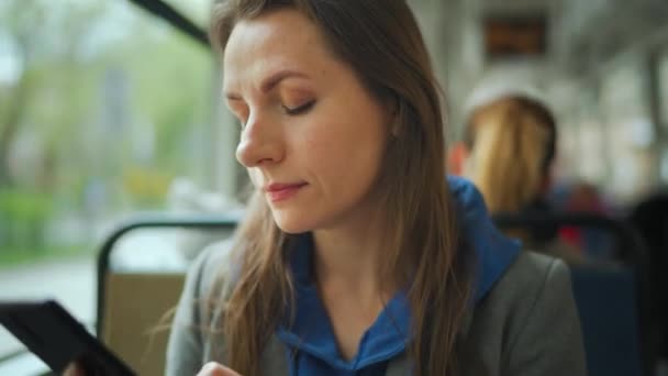 Громадський Транспорт Жінка Трамваї Використовує Спілкування Смартфонами Смс Друзями Місто — стокове відео