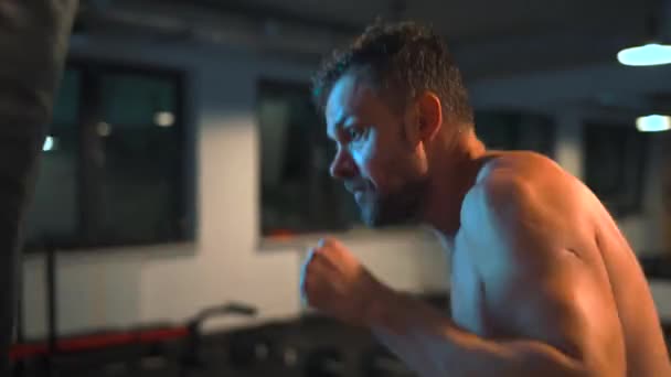 Alone Male Boxer Working Out Blows Punching Bag Gym Evening — Stock videók