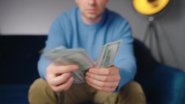 Hombre Contando Billetes Dólar Pagando Efectivo Concepto Inversión Éxito Perspectivas — Vídeo de stock