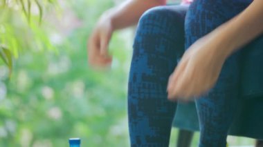 Ayakkabı bağcığını bağlayan kadın antrenmana ya da koşuya gidiyor, kapat..