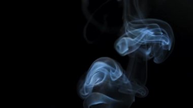 Soyut duman siyah arka planda güzel girdaplarda yükselir. Yavaş çekim. 