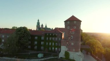 Sabahın erken saatlerinde Wawel Kraliyet Kalesi ve Katedrali 'nin hava manzarası. Arka planda şehrin panoraması görülebilir. Krakow, Polonya. FPV insansız hava aracı ile çekildi