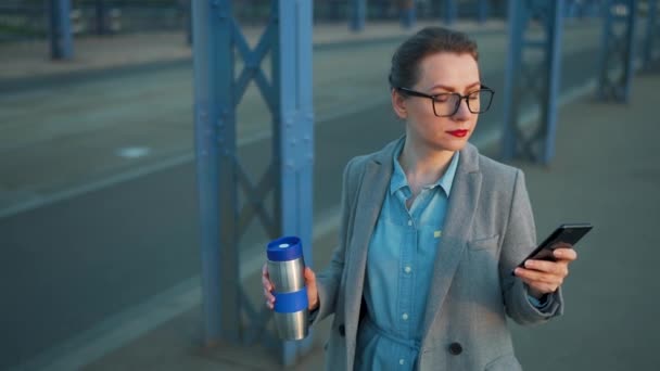 Caucasian Businesswoman Coat Walking City Early Morning Drinking Coffee Using — Stock Video