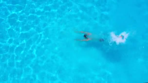 从上往下看一个男人潜入游泳池游泳 — 图库视频影像