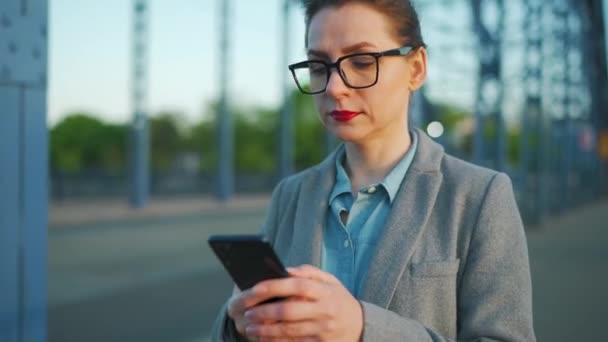 Caucasian Businesswoman Coat Walking City Early Morning Using Smartphone Communication — Stock Video