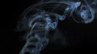 Soyut duman siyah arka planda güzel girdaplarda yükselir. Yavaş çekim. 