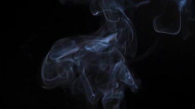 Soyut duman siyah arka planda güzel girdaplarda yükselir. Yavaş çekim. 