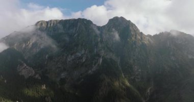 Yazın güzel dağ manzarası, orman ve kayalar. Bulutların arasında uçuyor. Zakopane, Tatra dağları, Polonya
