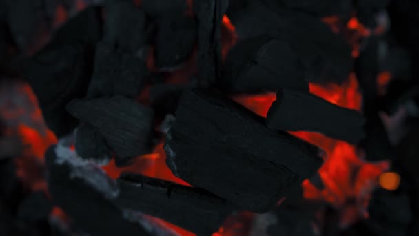 Schwelende Kohlen Für Das Grillen Als Hintergrund Der Nacht — Stockvideo