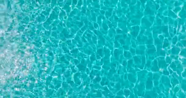 Oberfläche Aus Reinem Blauem Wasser Schwimmbad Mit Lichtreflexen Luftaufnahmen — Stockvideo