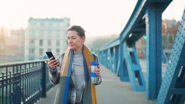 Caucasian Businesswoman Coat Walking Bridge Frosty Sunny Morning Drinking Coffee — Stock Video
