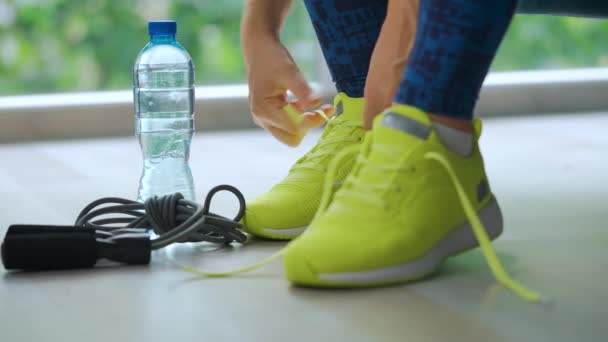 Frau Bindet Schnürsenkel Turnschuhe Die Zum Training Oder Joggen Gehen — Stockvideo