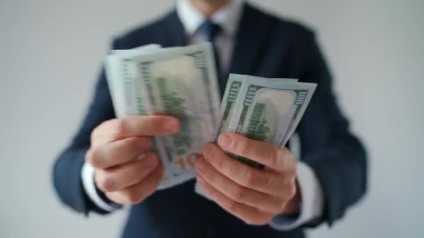 Hombre Vestido Formalmente Contando Billetes Dólar Cerca Concepto Inversión Éxito — Vídeos de Stock