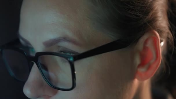 Žena Brýlích Dívá Monitor Noci Surfuje Internetu Obrazovka Monitoru Odráží — Stock video